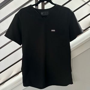 Figs Black Men’s Chisec Three Pocket Scrub Top- XS